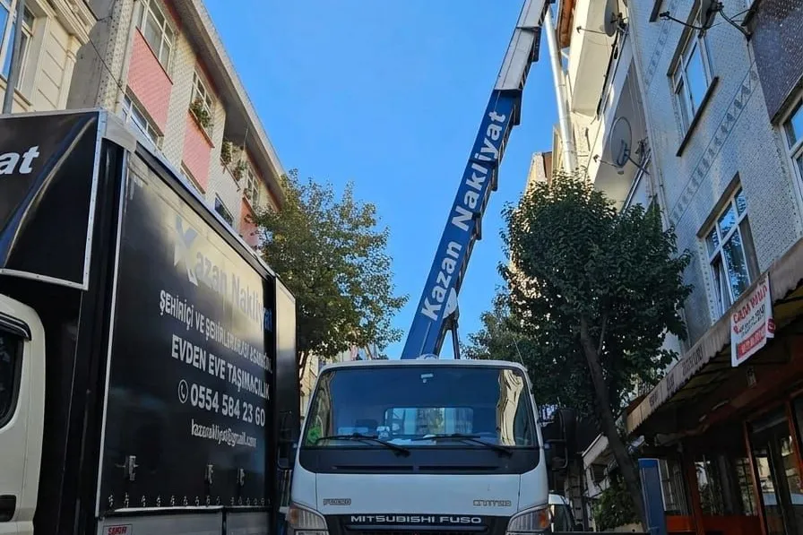 Balkonlu yüksek apartman cephesi