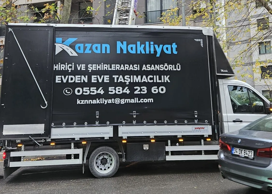 Apartman önüne kurulmuş mobil asansör ve Kazan Nakliyat kamyonu