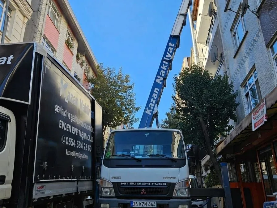 Dar sokakta kurulmuş Kazan Nakliyat mobil asansörü ve kamyonu