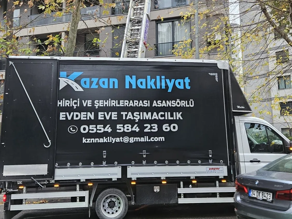 Mobil asansörün kurulduğu apartmanın önünde Kazan Nakliyat kamyonu