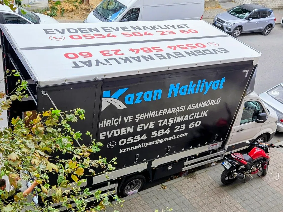 Sokakta park etmiş Kazan Nakliyat kamyonu, yukarıdan görünüm