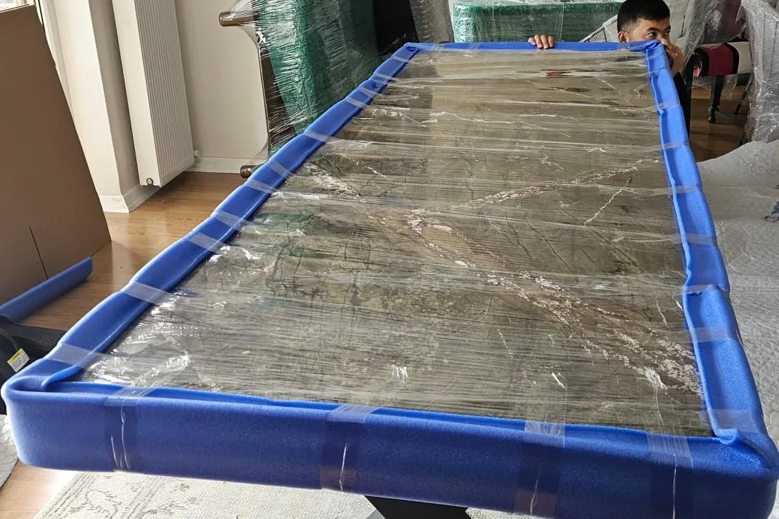Yeni evine koli taşıyan çift