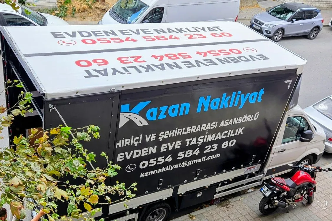 Yolda ilerleyen kapalı kasa kamyon